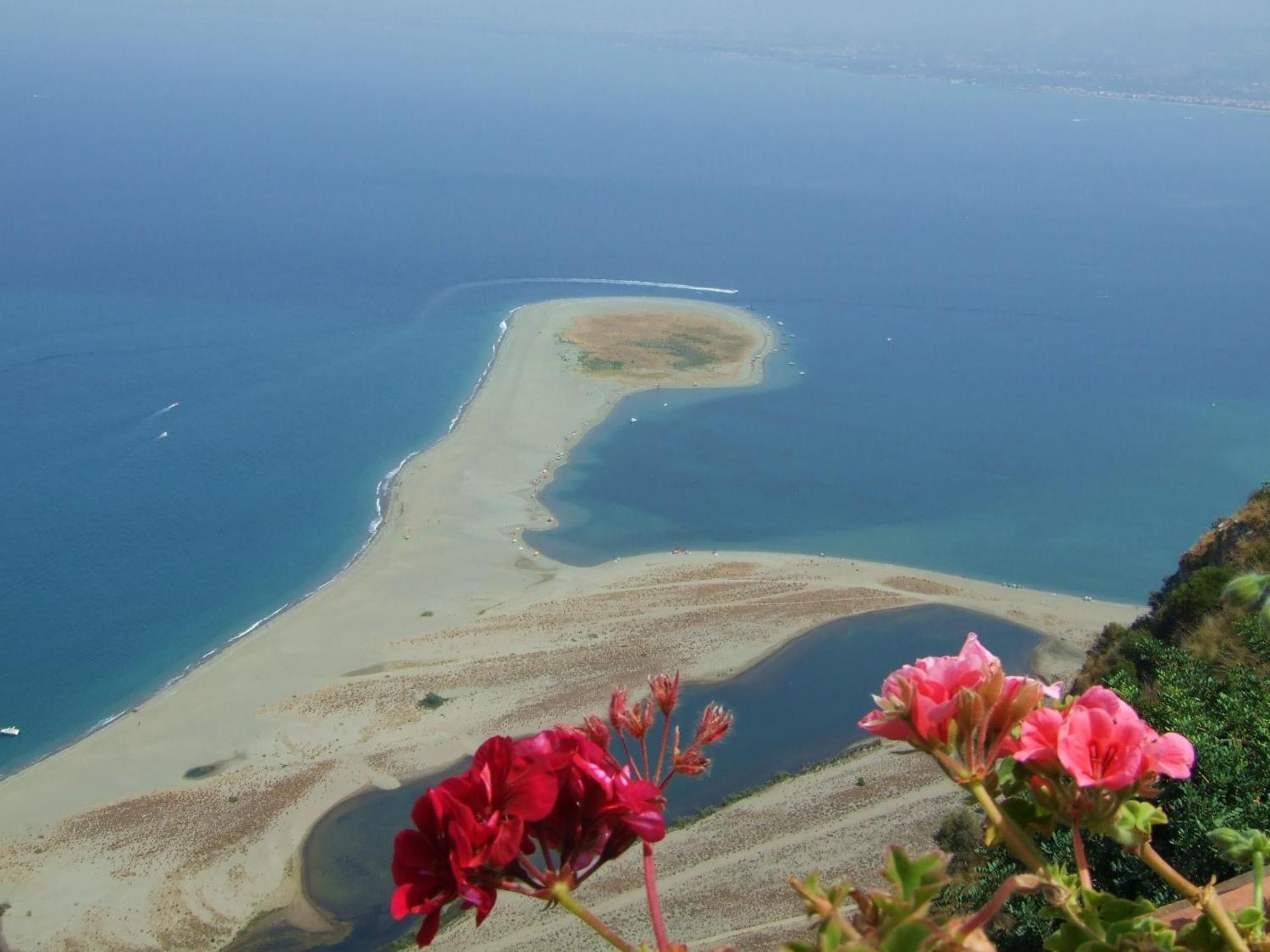 B&B Il Giardino Di Zefiro Gioiosa Marea Exteriör bild