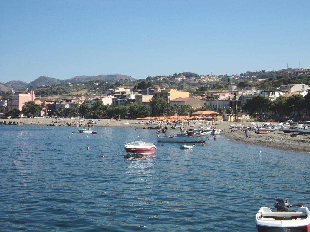 B&B Il Giardino Di Zefiro Gioiosa Marea Exteriör bild