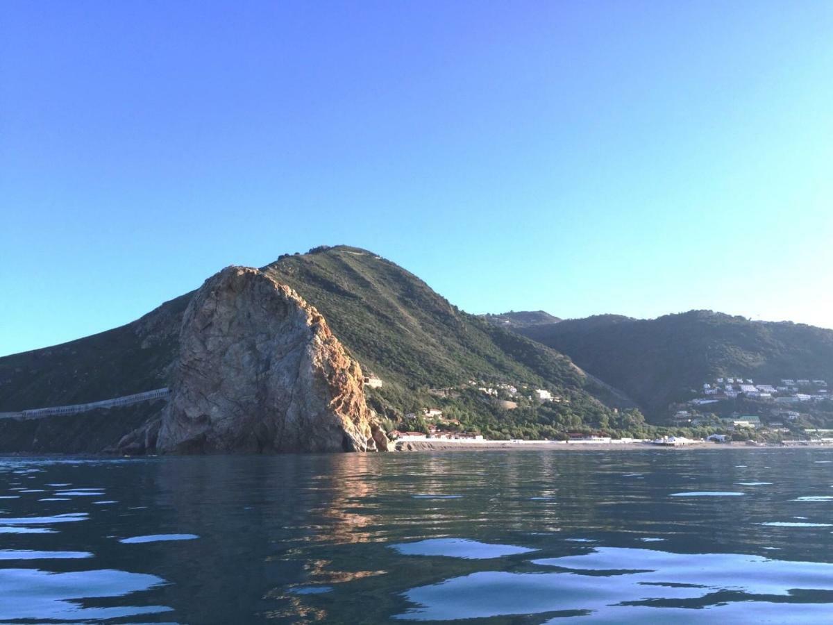 B&B Il Giardino Di Zefiro Gioiosa Marea Exteriör bild